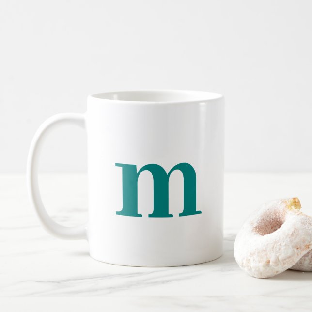 Caneca De Café Tendy Elegante Monograma Inicial Teal Modelo (Com Donut)