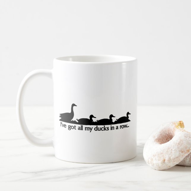 Caneca De Café Tenho todos os meus patos seguidos... (Com Donut)