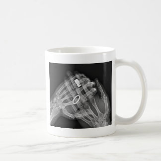 Caneca De Café Terra arrendada da mão