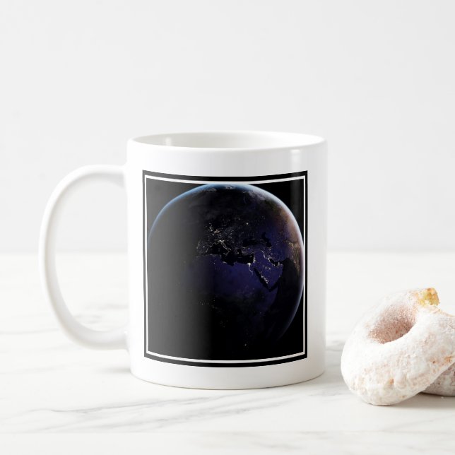 Caneca De Café Terra De cheio Mostrando As Luzes Da Cidade Da Eur (Com Donut)