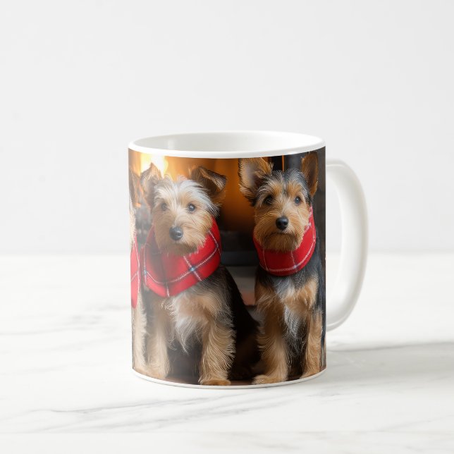 Caneca De Café Terrier Australiano junto à Lareira Natal (Frente Esquerda)