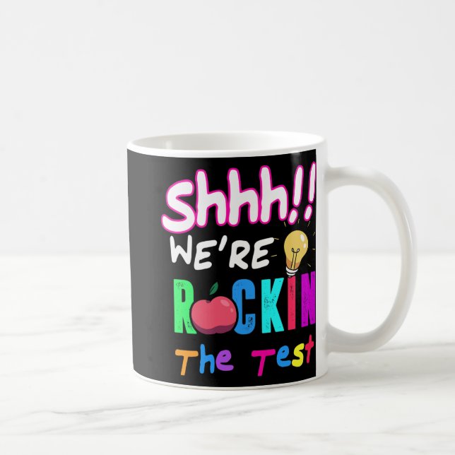 Caneca De Café Test Day Rock The Test Rainbow Teachent (Professor (Direita)