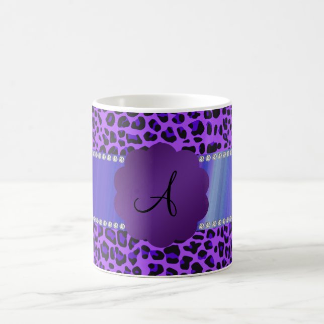 Caneca De Café Teste padrão roxo do leopardo do monograma (Centro)