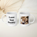 Caneca De Café Texto de Cor Personalizado | Amo você Pai com Foto<br><div class="desc">Esta caneca branca e preta simples e fofa diz "Pai do amor" no texto moderno que você pode personalizar a qualquer cor (basta clicar para editar a ferramenta design). Adicione sua foto favorita da família e adicione seus nomes, para um presente perfeito de Dia de os pais que seu pai...</div>