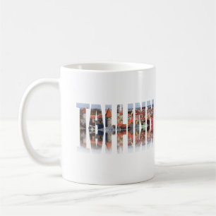 Caneca De Café Texto de Tallinn composto pela vista antiga da cid