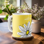 Caneca De Café Texto Personalizado de Margarida Branca e Amarela<br><div class="desc">Uma peça de arte dúzia e caprichosa,  hipster. Você pode adicionar um nome,  monograma ou outro texto personalizado. Se você precisar mover a arte ao redor,  clique no botão personalizar para fazer alterações.</div>