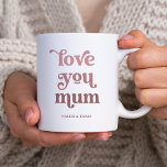 Caneca De Café Texto Retroativo do Boho | Amo-te a cor-de-rosa gr<br><div class="desc">Este macho e na moda diz "ame você mãe" em trendy boho e na tipografia retrô,  em tons de gradiente de rosa rosa e escuro. O presente perfeito para o Dia de as mães ou a qualquer momento!</div>