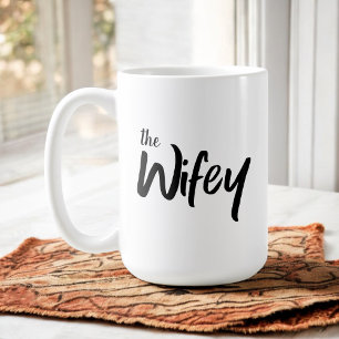 Caneca De Café Texto Whimsical Wifey Brush para ela
