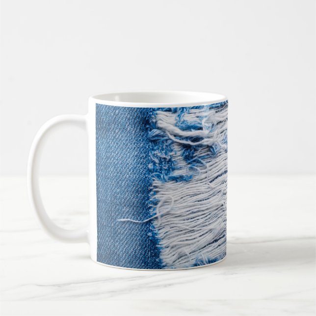 Caneca De Café Textura de jeans de denim rasgada azul com espaço  (Esquerda)