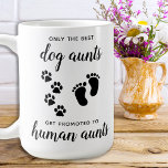 Caneca De Café Tia Canina Promovida Para Revenda De Gravidez Da T<br><div class="desc">Só as melhores tias de cachorro são promovidas das tias de cachorro para a tia humana! Surpreenda a sua tia-cão da gravidez com esta caneca de anúncio de gravidez super-aguda em cães. Personalize com o Sobrenome do bebê e seu mês/data 20xx. Esta gravidez de cão que o bebê revela caneca...</div>