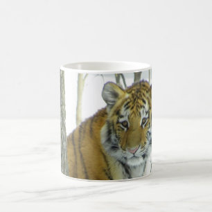 Caneca De Café Tigre Cub na neve que espreita em torno da árvore