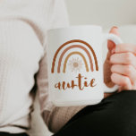 Caneca De Café TINLEY Bohemian Burnt Orange Rainbow Sun tia<br><div class="desc">Esta caneca cerâmica apresenta um arco-íris laranja boreal queimado com um dentro de sol e a palavra "titia" escrita em letra de pincel manuscrita. Esta xícara de café é a maneira perfeita de anunciar um novo bebê na família e fazer um presente de excelente para a sua tia favorita. 💜...</div>