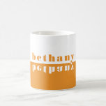 Caneca De Café Tipografia de Espelho de Bloco de Cores Personaliz<br><div class="desc">Esta caneca exclusiva apresenta um nome personalizável em tipografia picante. A caneca é dividida em blocos coloridos brancos e laranja de manga,  com o nome em laranja sobre fundo branco na metade superior,  e espelhada de cabeça para baixo em branco sobre um fundo laranja na metade inferior.</div>