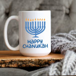 Caneca De Café Tipografia divertida | Feliz Chanukah Large. Canec<br><div class="desc">Impressão frente e verso com uma tipografia divertida Feliz Chanukah 15oz Mug com a Colorida Menorah. Design moderno de diversão. Lava-louça e micro-ondas seguras. Projetado para caneca de 15 oz / caneca de 11 oz também está disponível.</div>