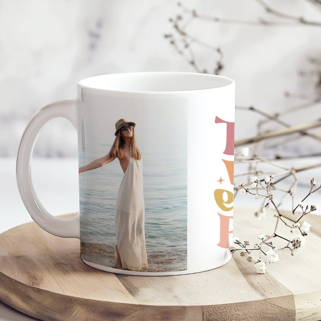 Caneca De Café "Todo Va a estar Bien" 2 Fotos personalizadas ("Todo Va a estar Bien" 2 Custom Photos Groovy Coffee Mug on a boho wooden kitchen table.)