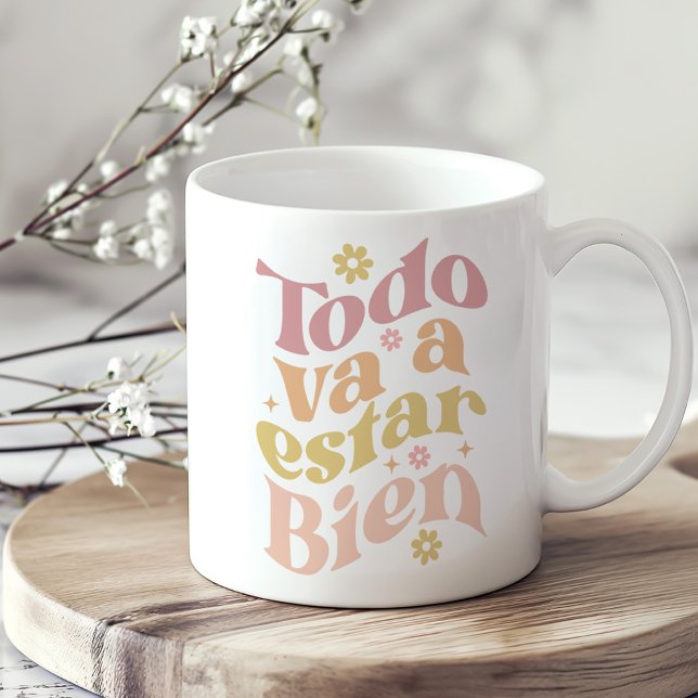 Caneca De Café "Todo Va a Estar Bien" Pastel Groovy Inspiração ("Todo Va a Estar Bien" Pastel Groovy Inspiration Coffee Mug on a sunny neutral boho kitchen table.)