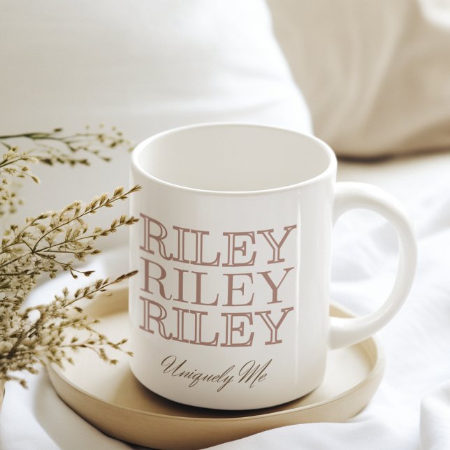 Caneca De Café Todos os Bonés ecoados monolina (White mug featuring repeated all-caps name design with soft dusty clay text accents.)