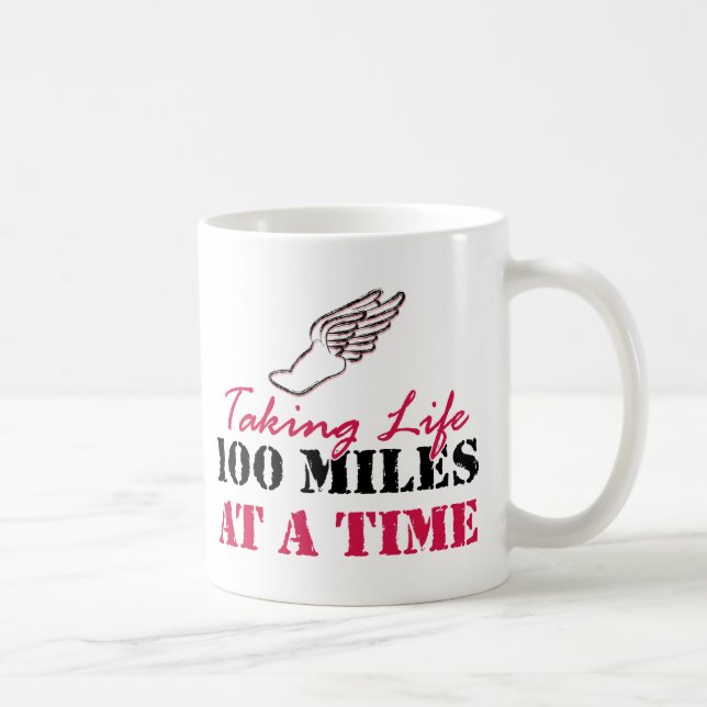 Caneca De Café Tomando a vida 100 milhas de cada vez (Direita)
