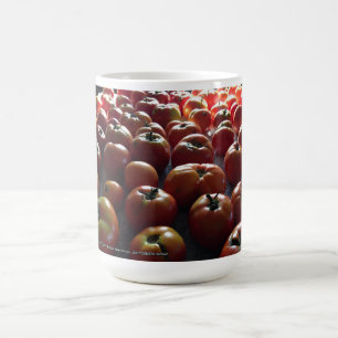 Caneca De Café Tomates frescos Coleção de flores em um
