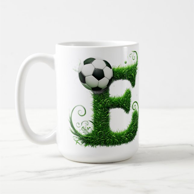 Caneca De Café Topiária de grama verde com letra E e bola de fute (Esquerda)