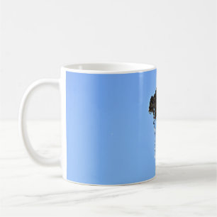 Caneca De Café Topo da fonte contra o céu azul