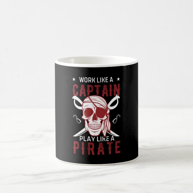 Caneca De Café Trabalhar como um capitão jogando como um pirata (Centro)