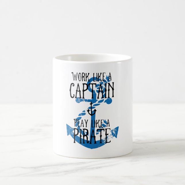 Caneca De Café Trabalhar como um Capitão Jogar como um Pirata (Centro)