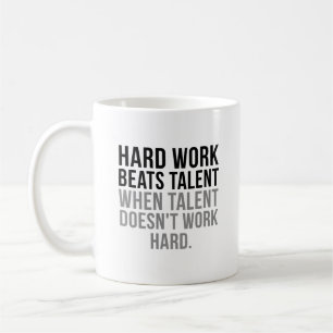Caneca De Café Trabalho do duro supera o talento
