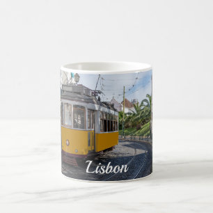 Caneca De Café Trama amarela na rua em Lisboa, Portugal