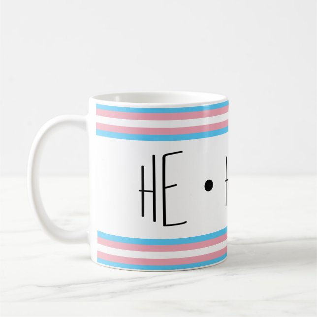 Caneca de Café Transgênero Pronomes Ele/Dele/Seu (Esquerda)