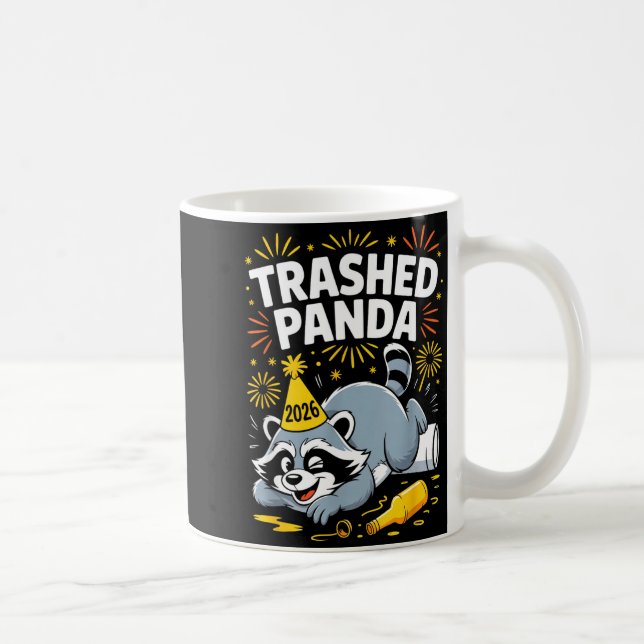 Caneca De Café Trashed Panda New Year 2026 Funny Raccoon Design  (Direita)