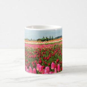 Caneca De Café Trator Verde em Tulip Field, Oregon