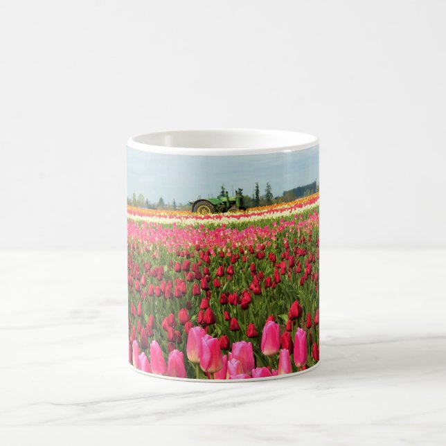 Caneca De Café Trator Verde em Tulip Field, Oregon (Centro)
