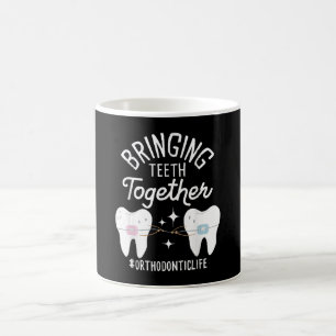 Caneca De Café Trazendo os Dentes Junto - Ortodontista