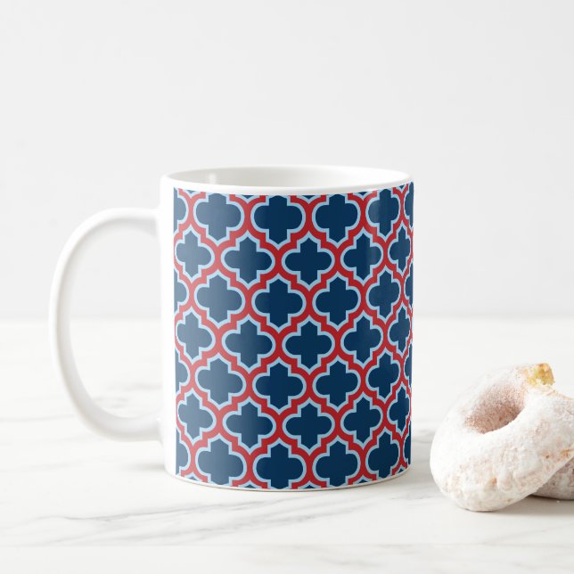 Caneca De Café Trellis, Latice, Quatrefoil, azul e vermelho marro (Com Donut)