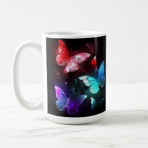 Caneca De Café Três Borboletas brilhantes sobre o fundo noturno
