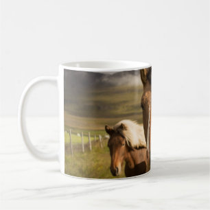 CANECA DE CAFÉ TRÊS CAVALOS DE COR ASSORTADA A CORRER DE UM MO