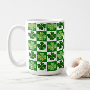 Caneca De Café Trevos de quatro folhas verdes do SlipperyJoe's Di