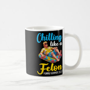 Caneca De Café Trump Na Bóia De Piscina Esfriando Como Um Crimino