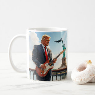 Caneca De Café Trump Tocando Bandeira de Libertação de Guitarra E