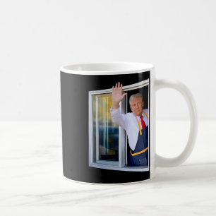 Caneca De Café Trump Waving Drive Através Da Janela Trump Servind
