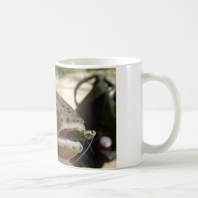 Caneca De Café Truta nas Mãos (Direita)