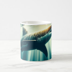 Caneca De Café Tubarão no mar azul profundo e luz solar