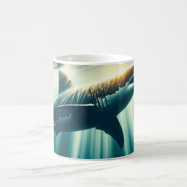 Caneca De Café Tubarão no mar azul profundo e luz solar (Centro)