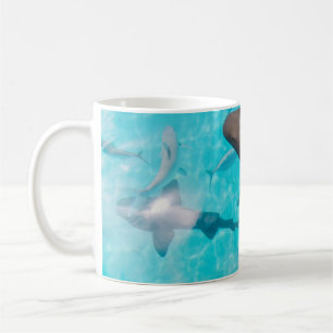 CANECA DE CAFÉ TUBARÕES NO CORPO DE ÁGUA