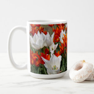 Caneca De Café Tulipas brancas e gengibres no jardim