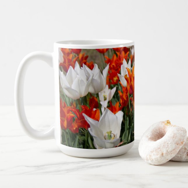 Caneca De Café Tulipas brancas e gengibres no jardim (Com Donut)