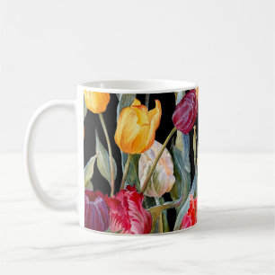 Caneca De Café Tulipas coloridas, fundo preto isolado.