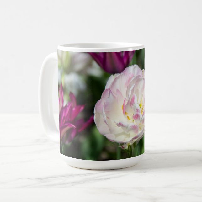 Caneca De Café Tulipas cor-de-rosa brilhantes num dia ensolarado (Frente Esquerda)