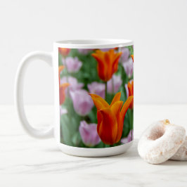 Caneca De Café Tulipas laranja brilhante no parque     